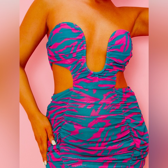 PrettyLittleThing | NWT Rare Multi-Zebra Print Cut Out Mini Dress Size 0 💕! - Picture 3 of 9